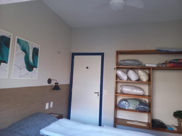 Kitanda cha malkia cha vyumba viwili, kiyoyozi na feni ya dari