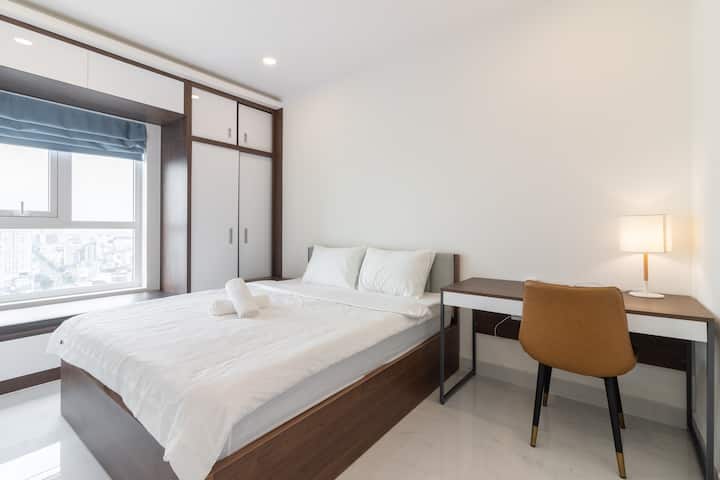 غرفة النوم الثانية (سرير كبير)  مع نافذة كبيرة. يمكنك الاستمتاع بإطلالة على المدينة ذات المناظر الخلابة من نافذة.