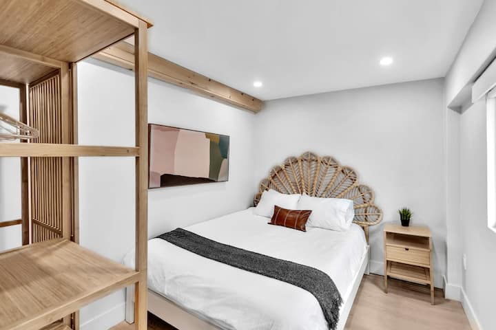 Მესამე საძინებელი 152 × 203 სმ ზომის საწოლით