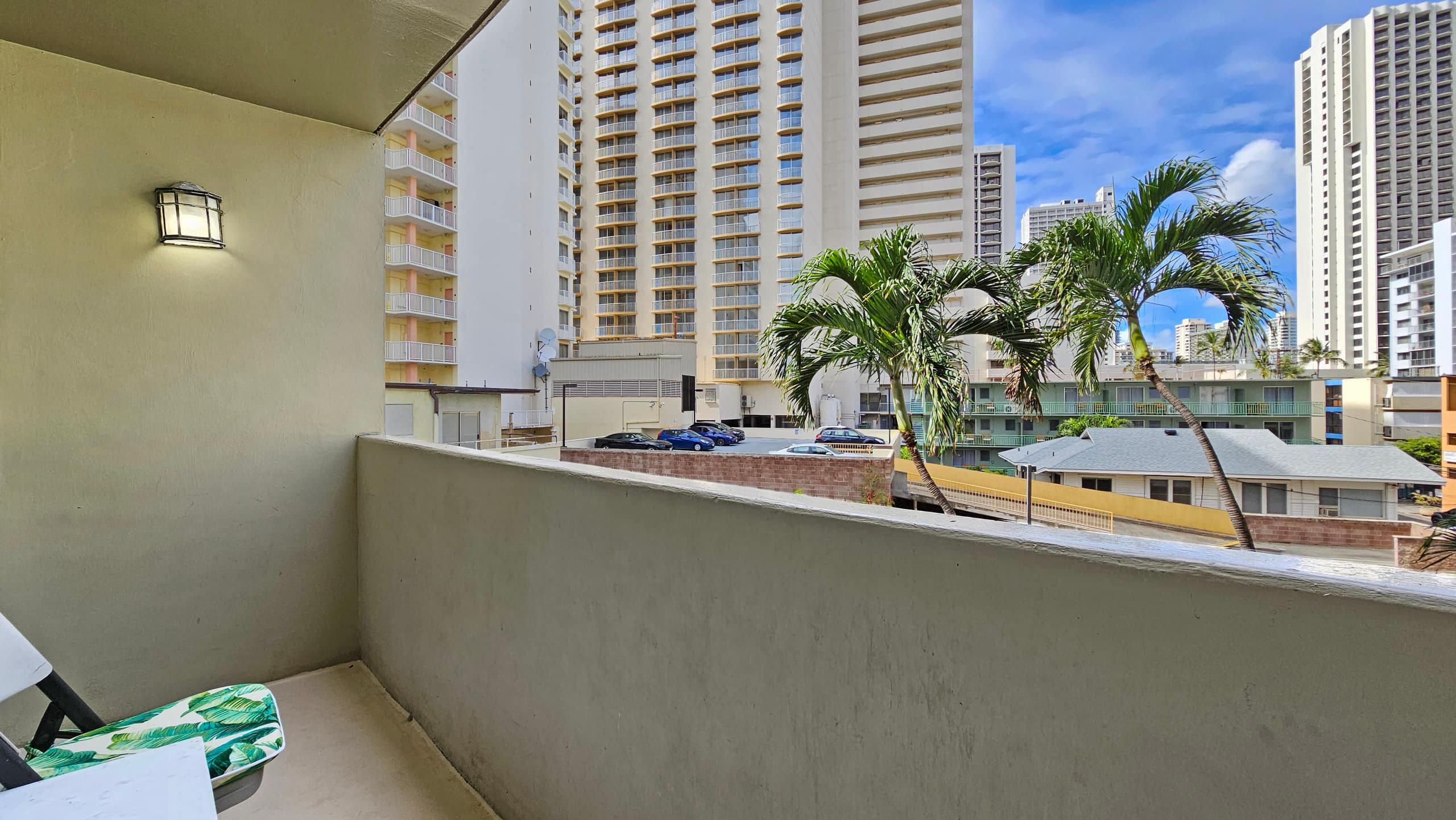 WG 305 | Pool side, Queen bed Balcony Suite - Image 10