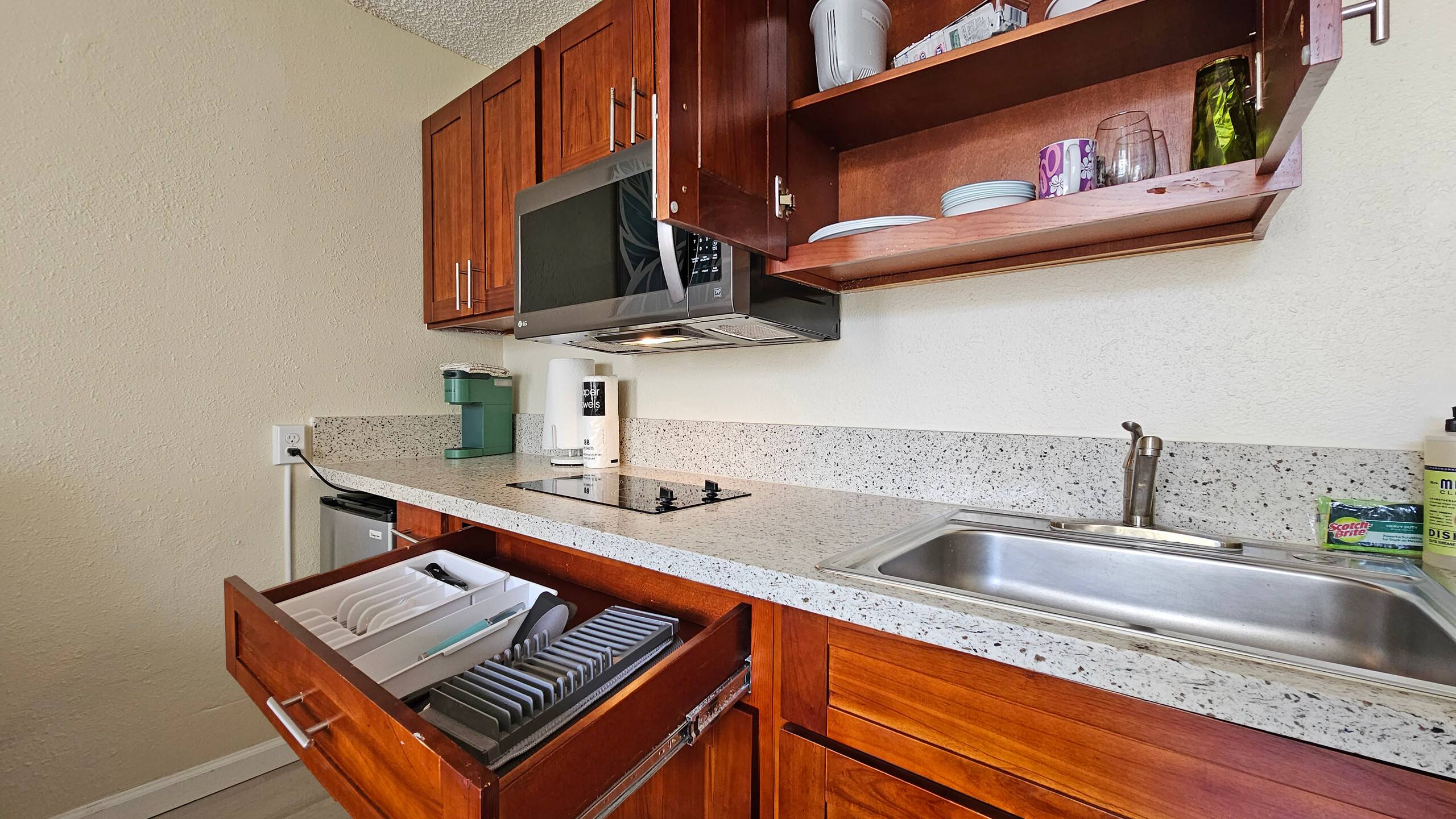 WG 305 | Pool side, Queen bed Balcony Suite - Image 2