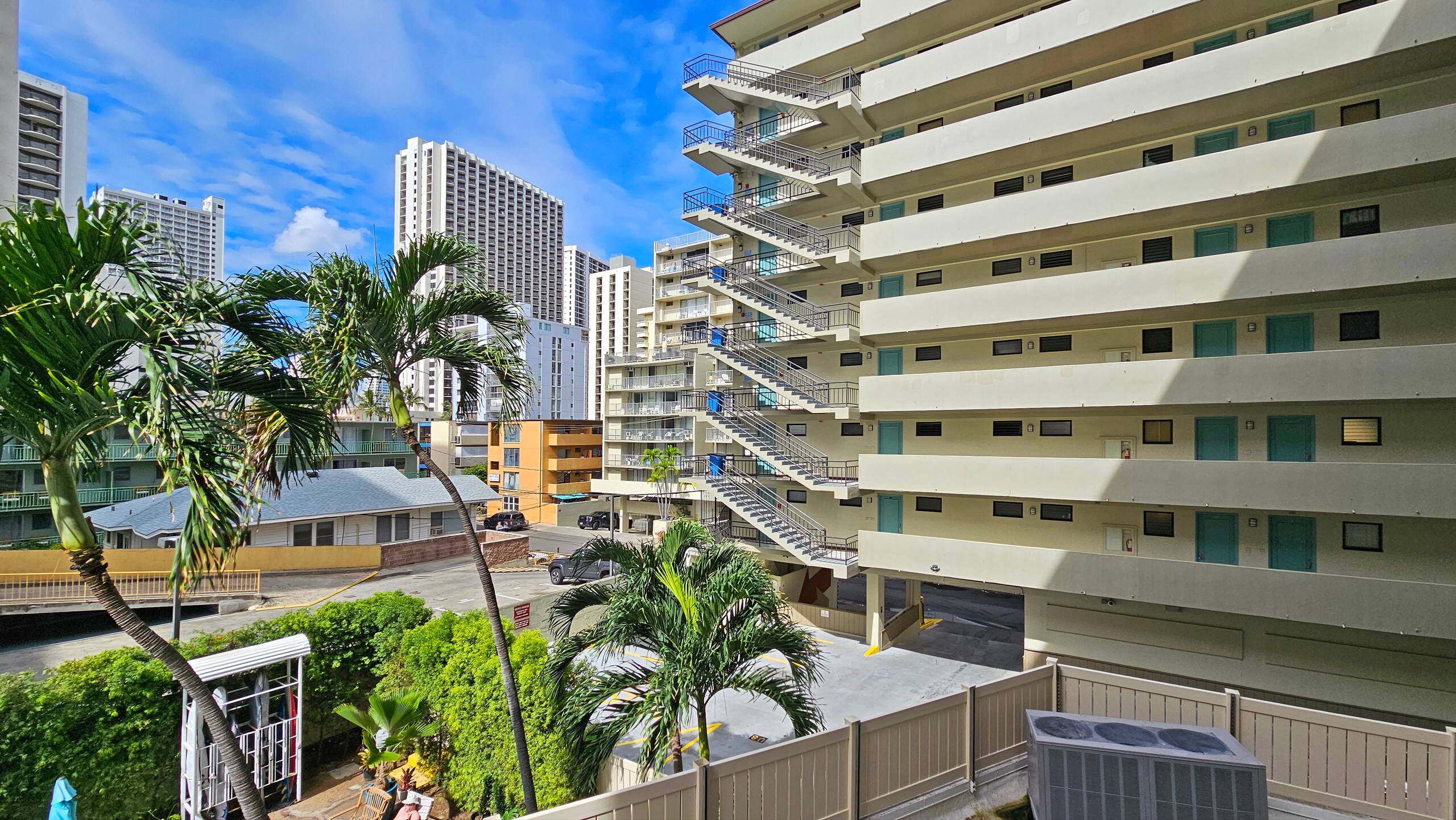 WG 305 | Pool side, Queen bed Balcony Suite - Image 11