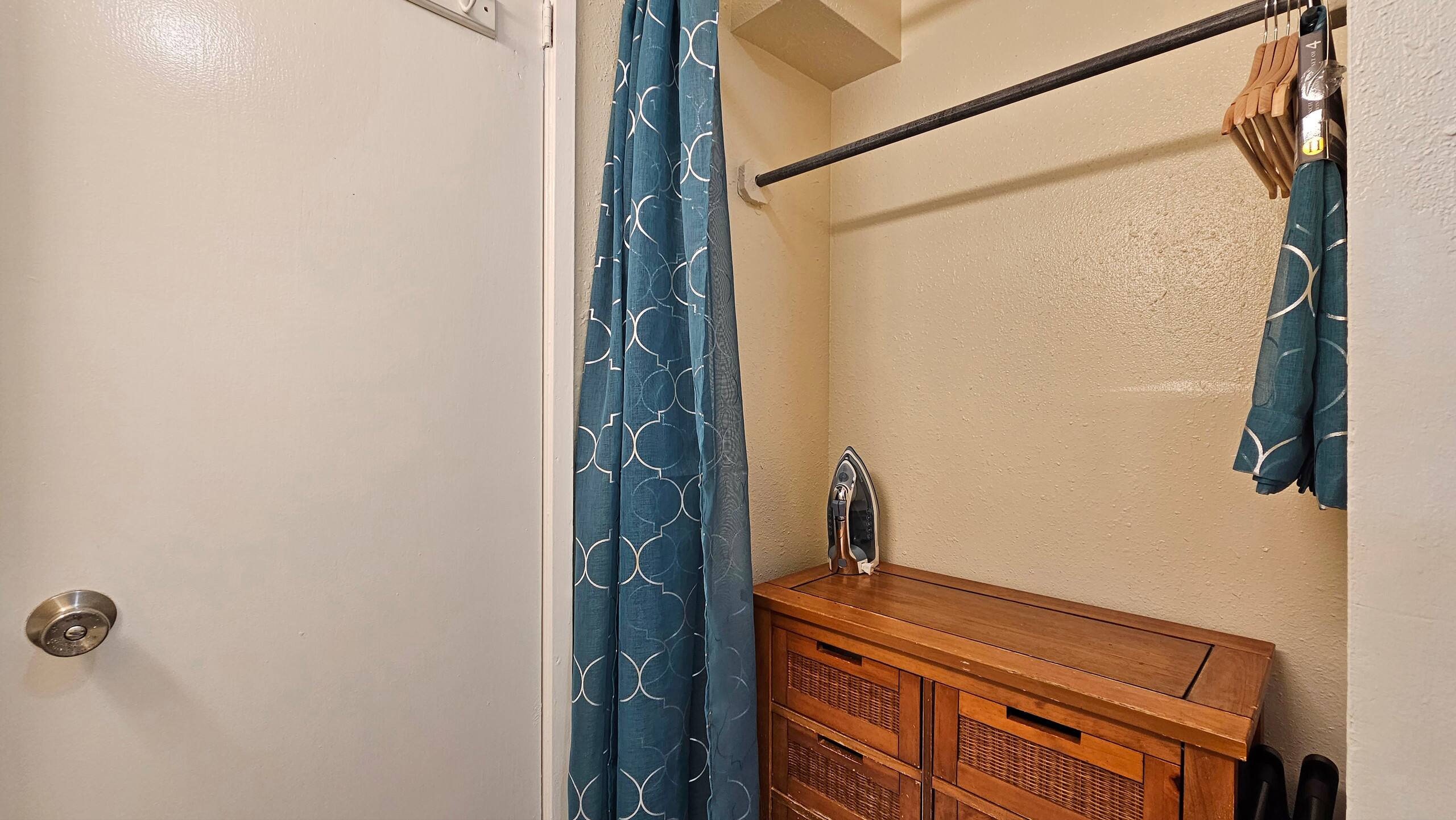 WG 305 | Pool side, Queen bed Balcony Suite - Image 6