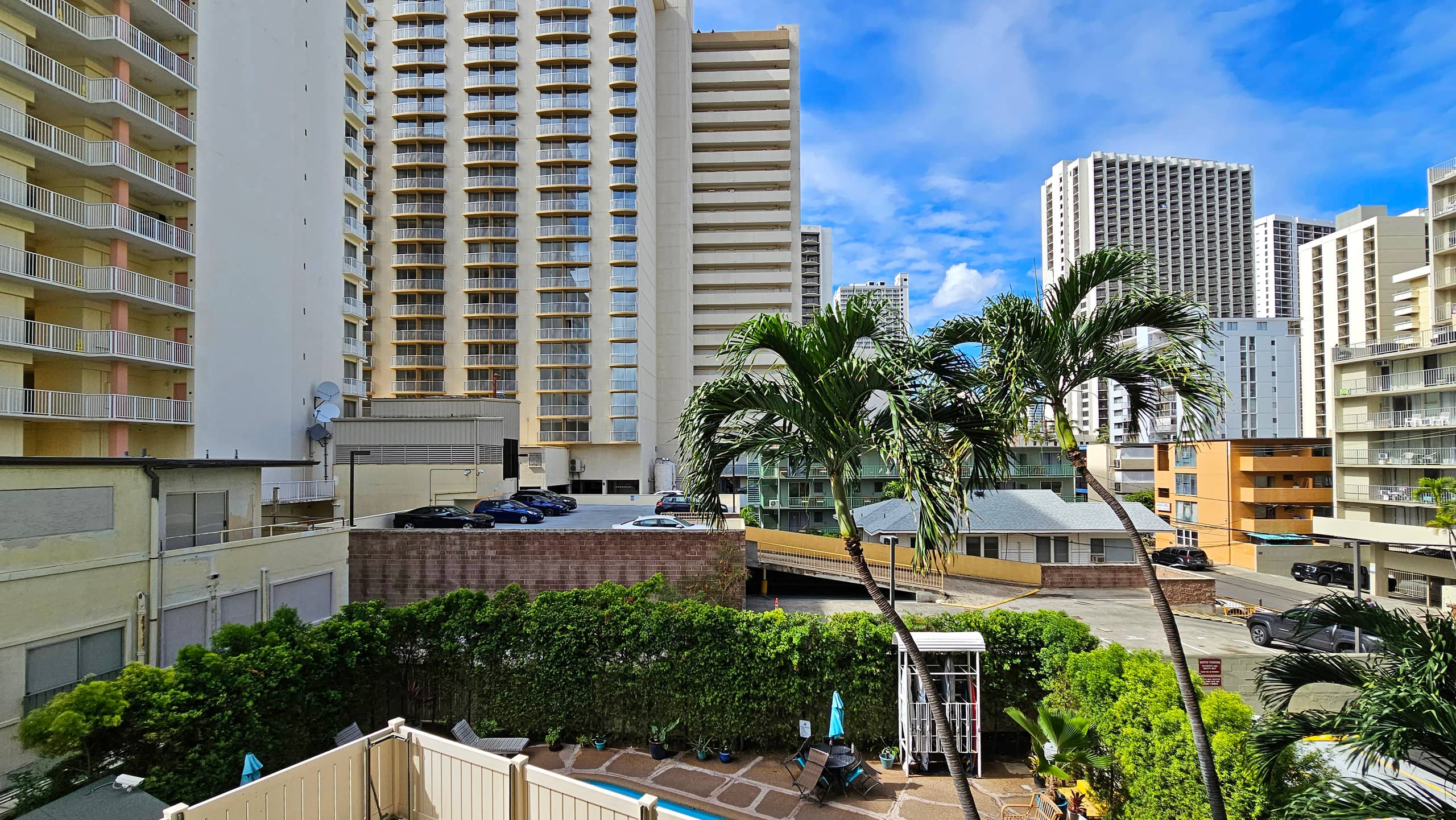 WG 305 | Pool side, Queen bed Balcony Suite - Image 12