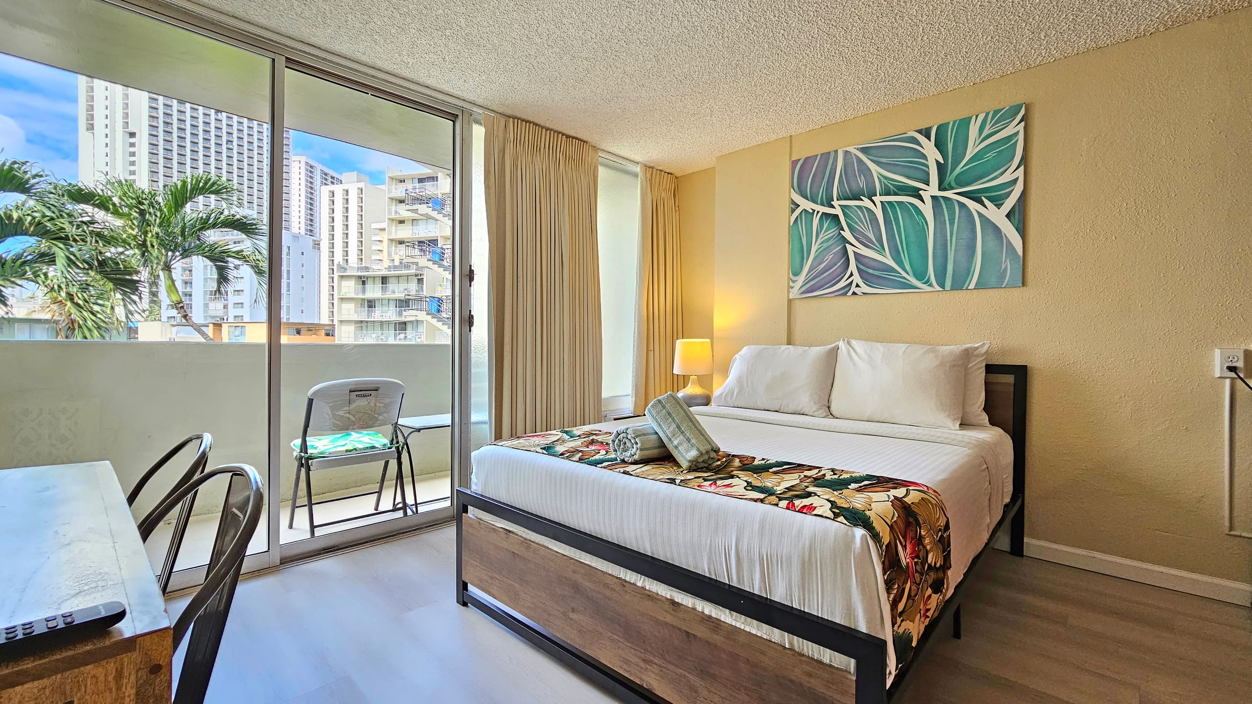WG 305 | Pool side, Queen bed Balcony Suite - Image 28
