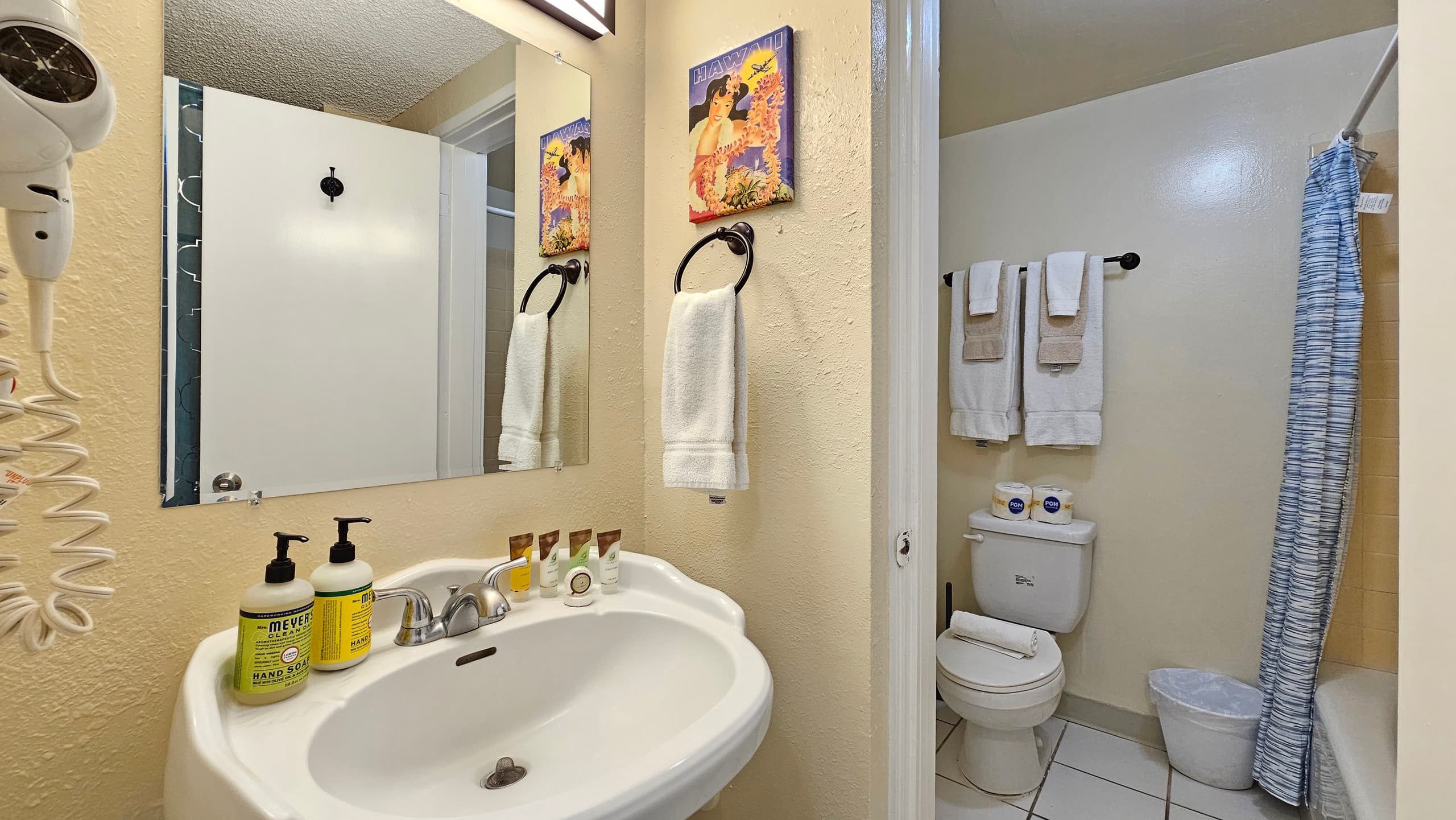 WG 305 | Pool side, Queen bed Balcony Suite - Image 3