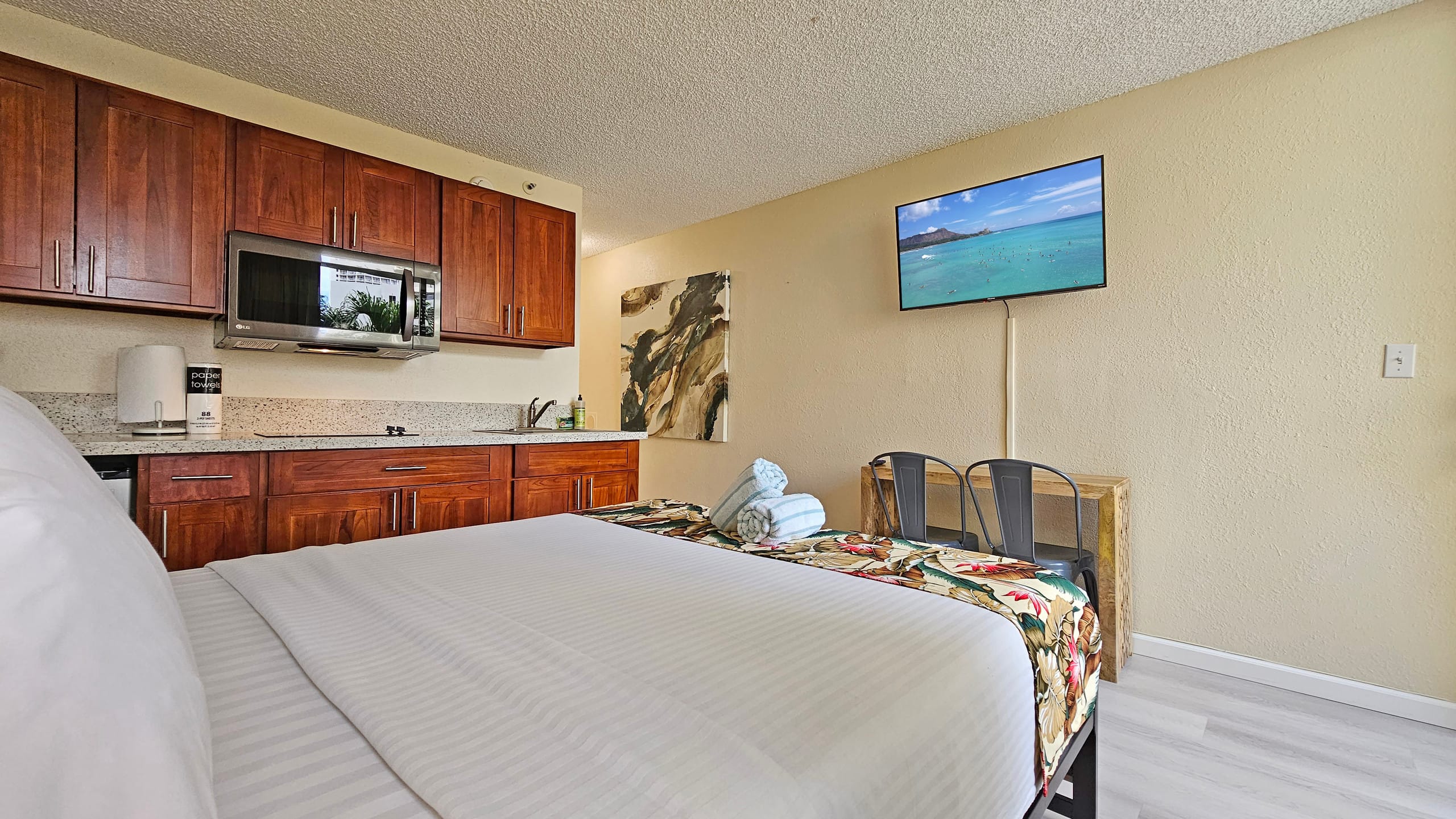 WG 305 | Pool side, Queen bed Balcony Suite - Image 29