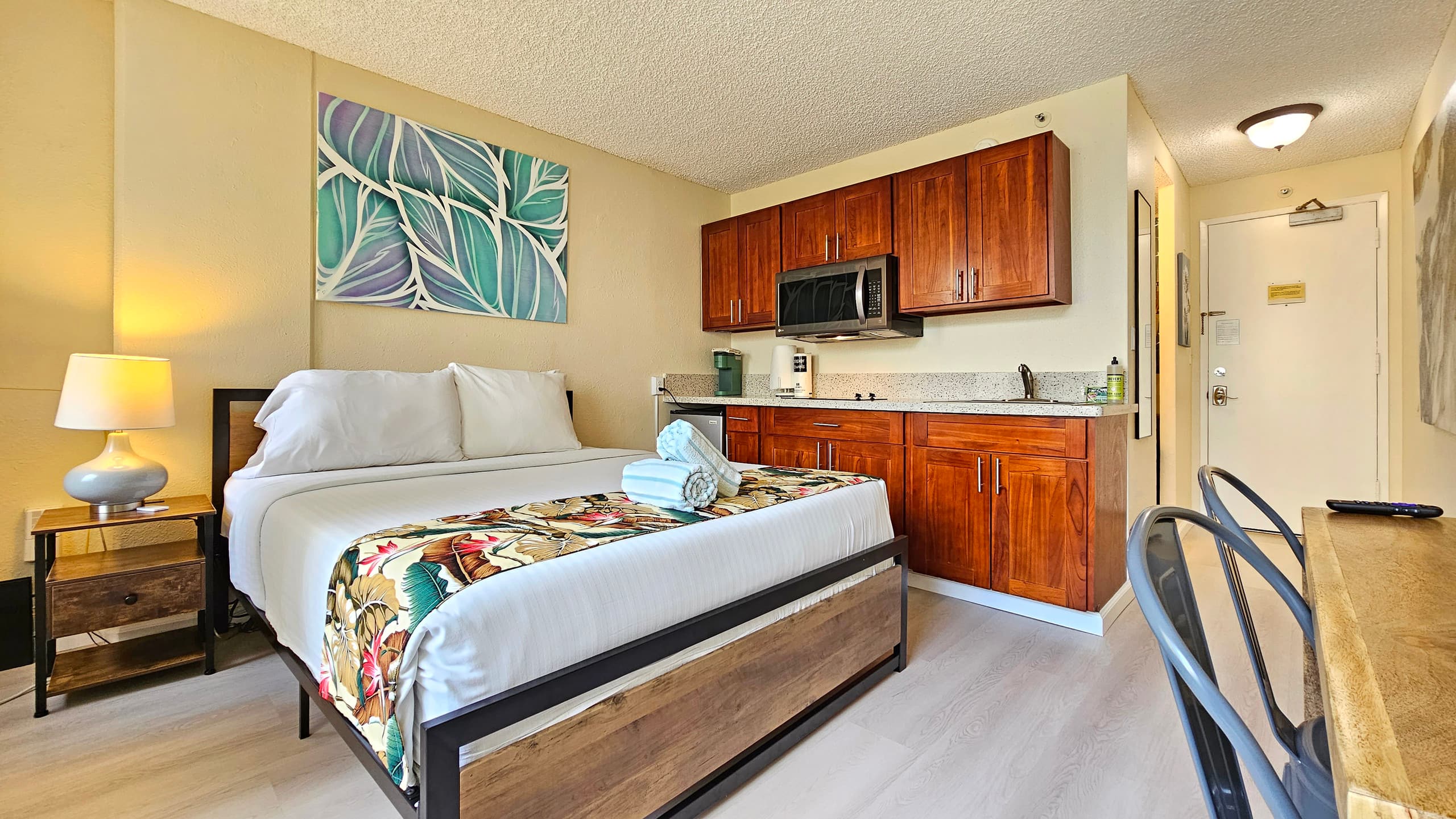 WG 305 | Pool side, Queen bed Balcony Suite - Image 26
