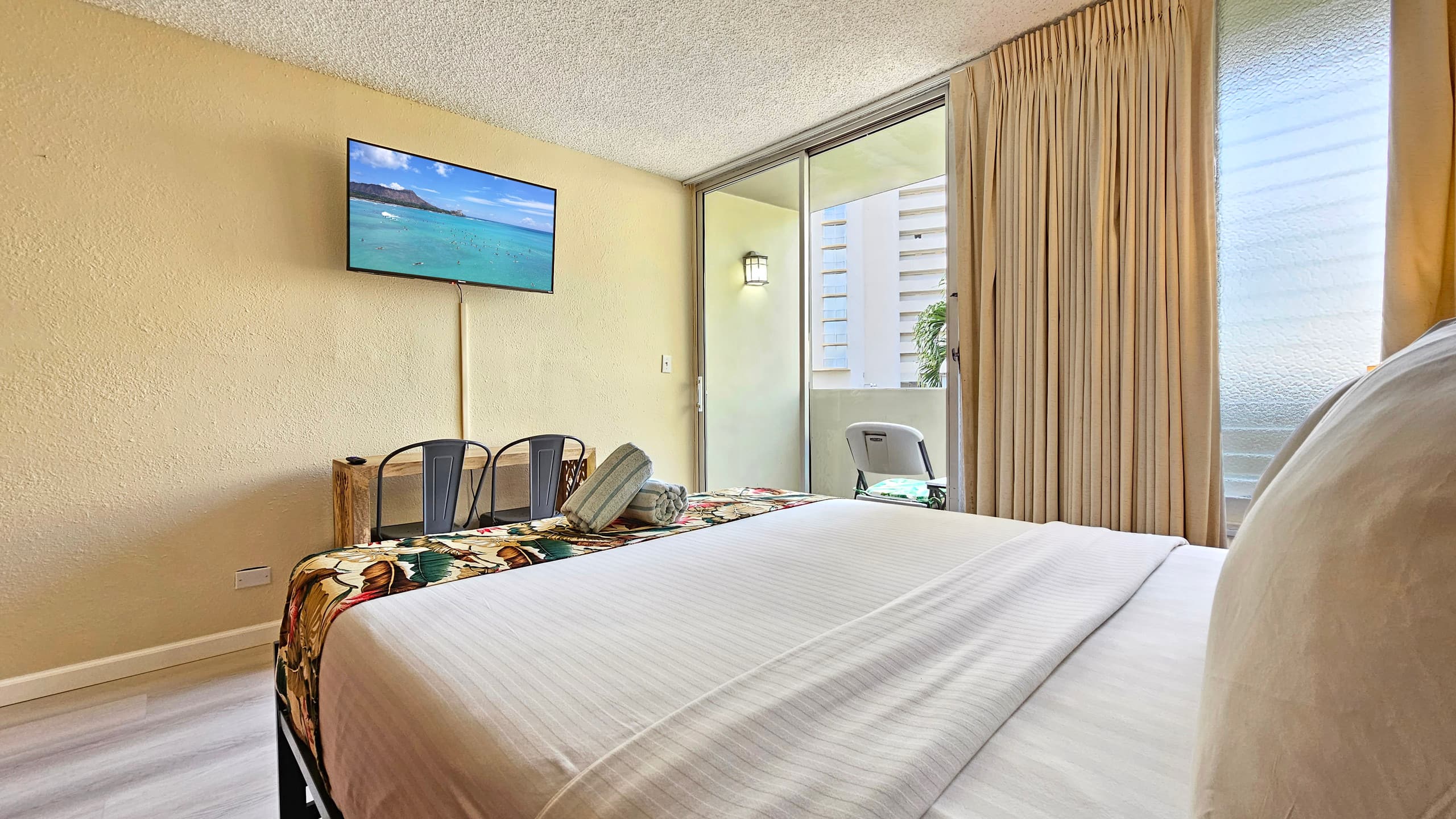 WG 305 | Pool side, Queen bed Balcony Suite - Image 30