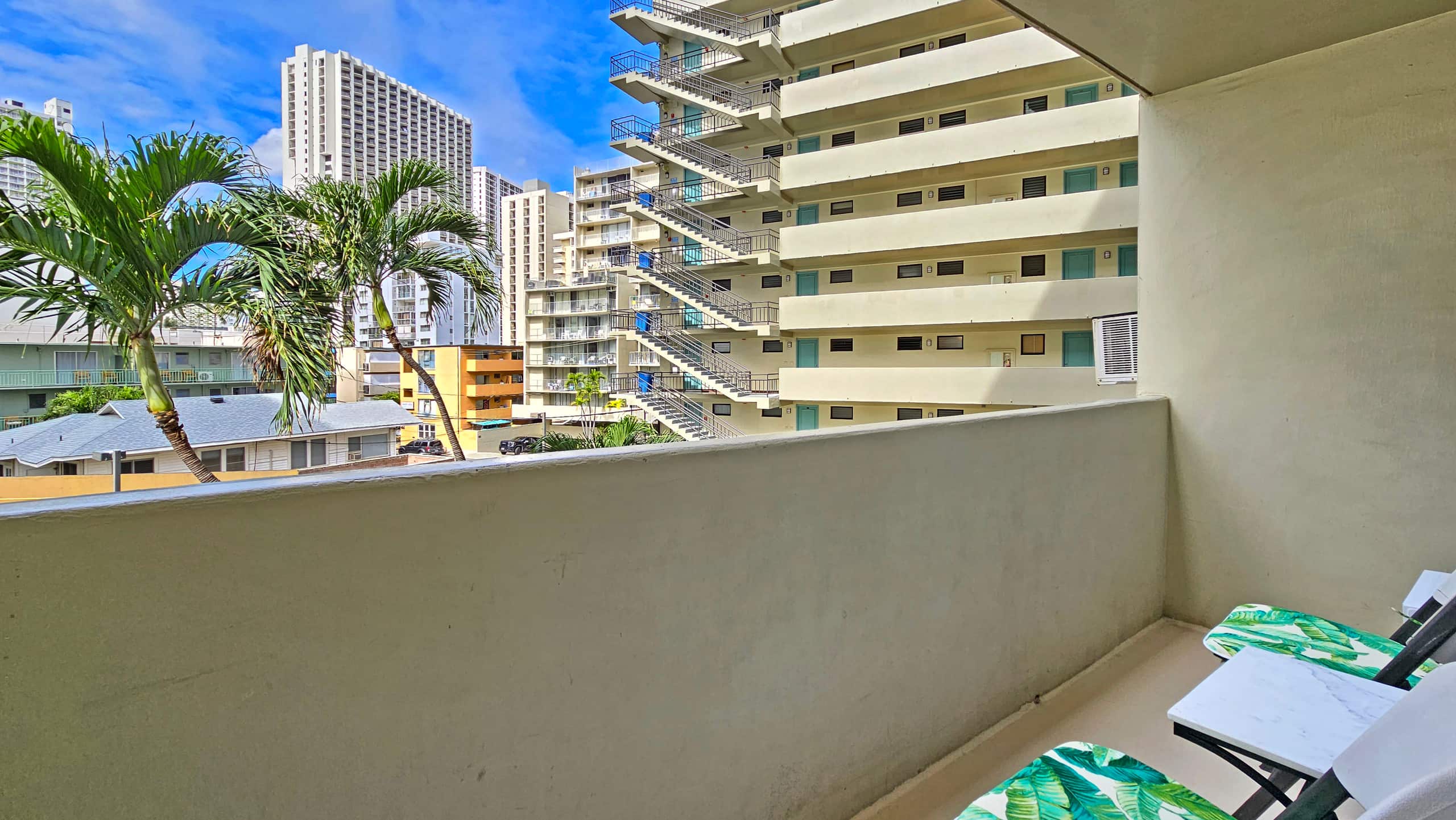 WG 305 | Pool side, Queen bed Balcony Suite - Image 9