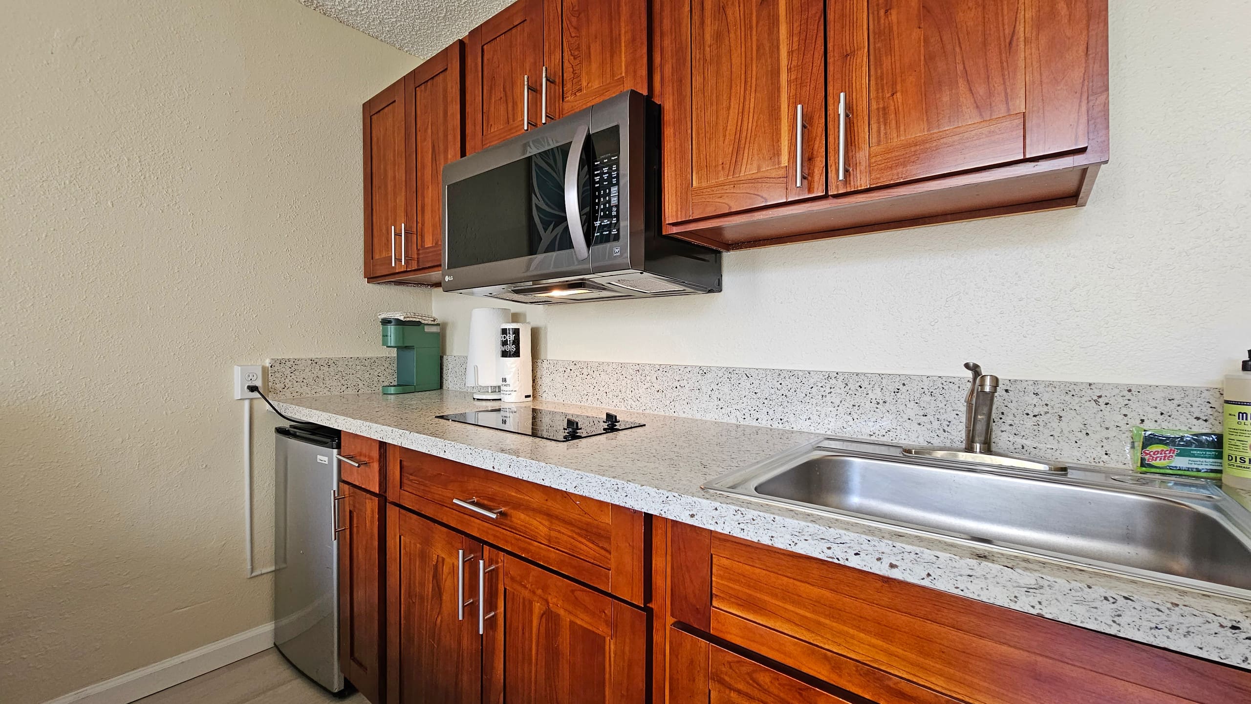 WG 305 | Pool side, Queen bed Balcony Suite - Image 1