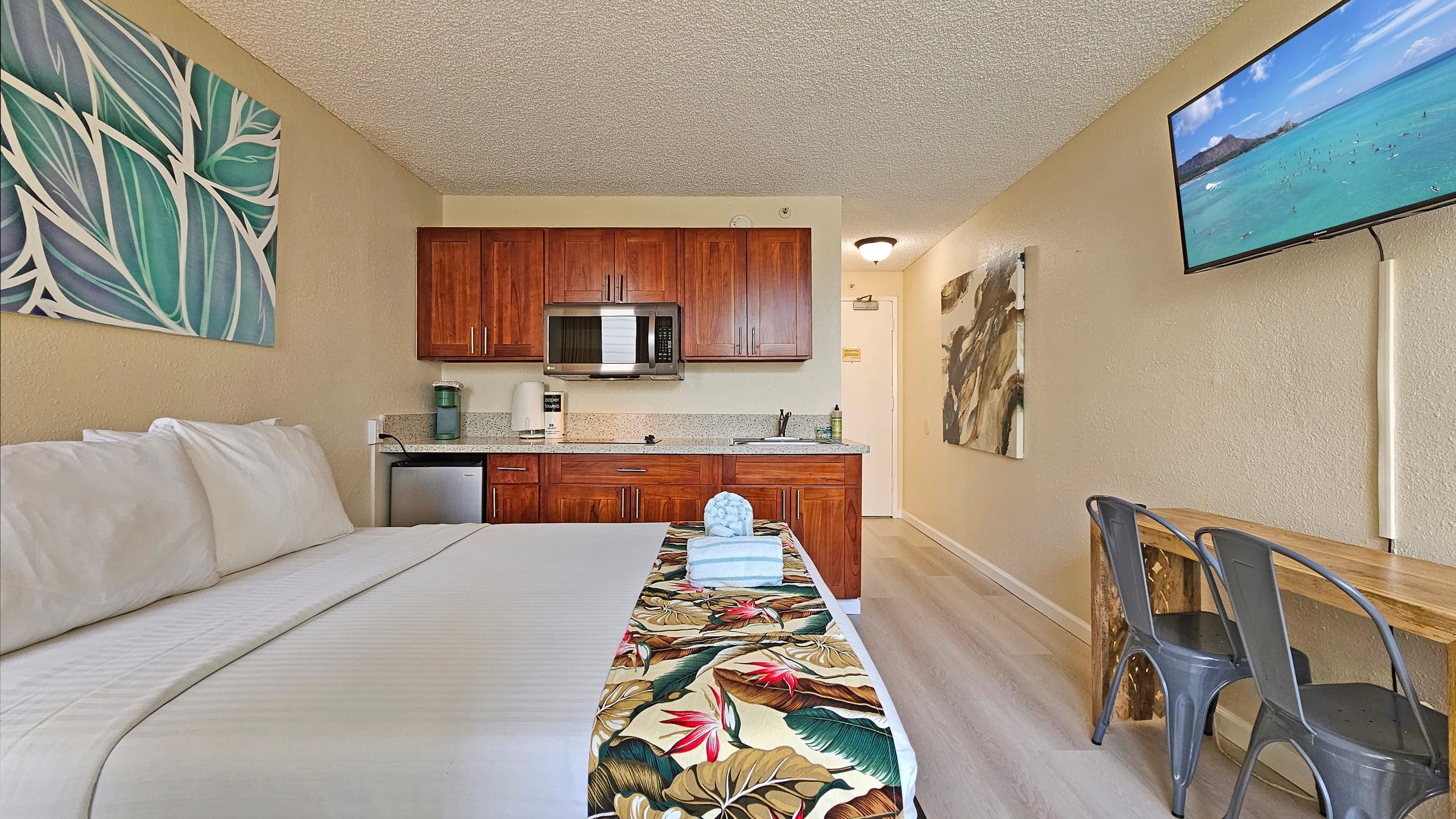 WG 305 | Pool side, Queen bed Balcony Suite - Image 27