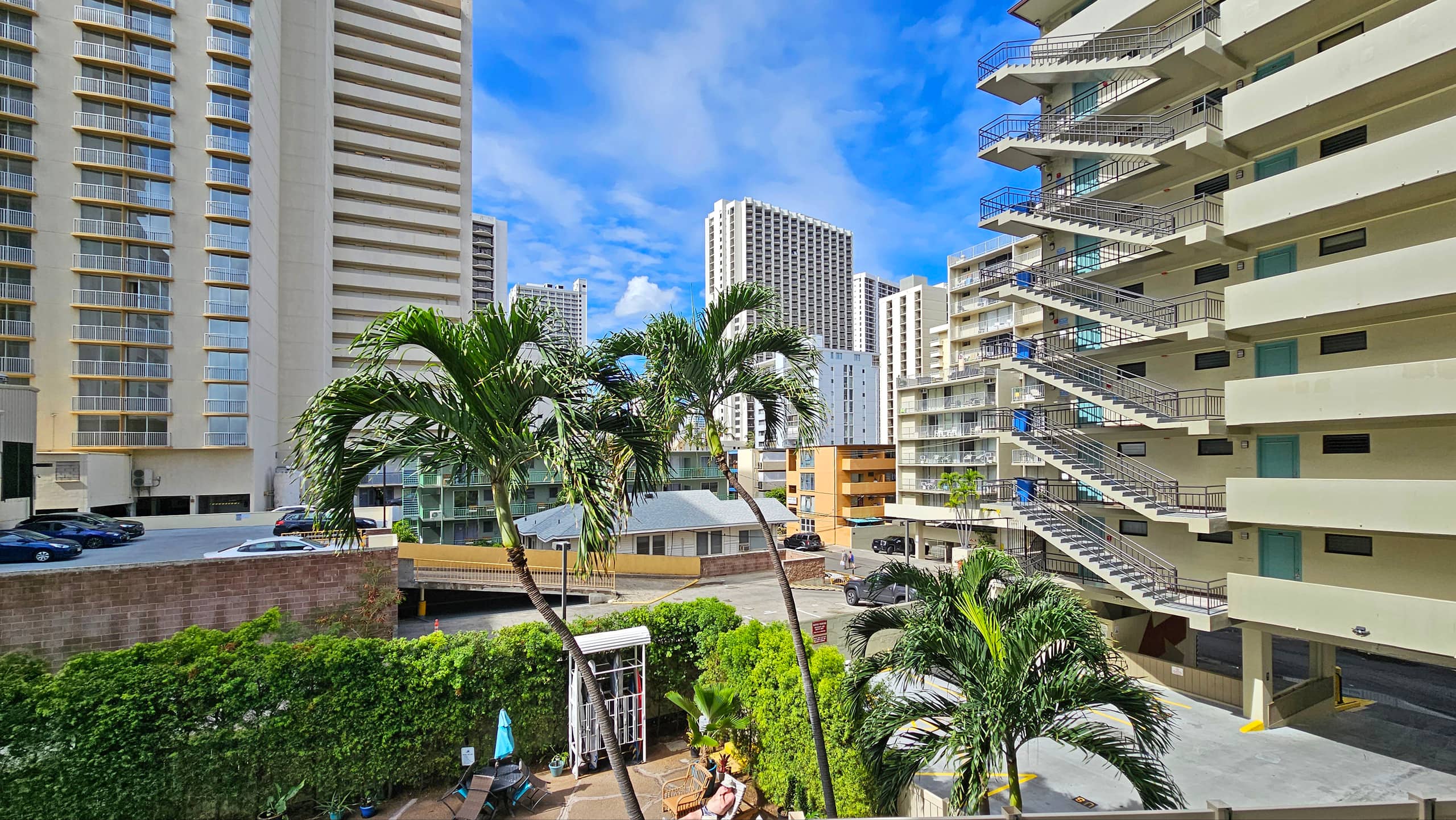 WG 305 | Pool side, Queen bed Balcony Suite - Image 8