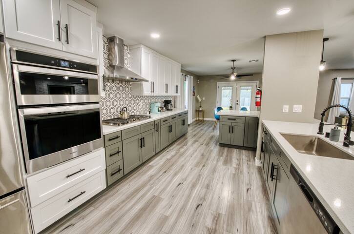 Chef’s Kitchen, Lux Retreat Pool, Near Strip, gallery image 4