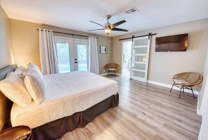 Chef’s Kitchen, Lux Retreat Pool, Near Strip, gallery image 3