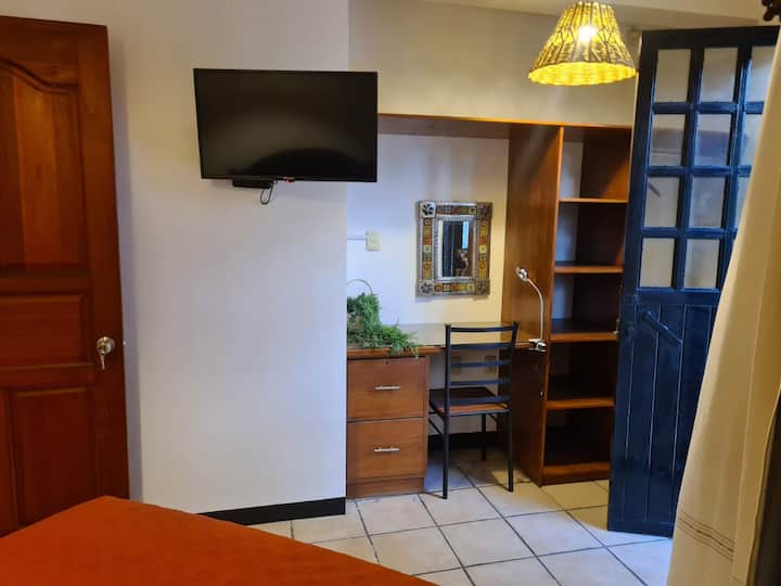 غرفة نوم 2 في منطقة العمل وخزانة.