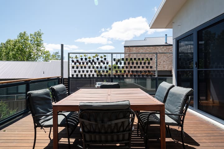 1 booking, 2 houses, 6 beds, 3 baths!