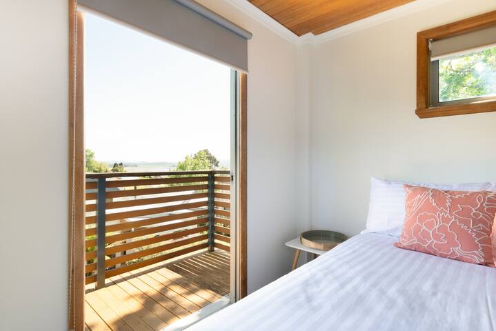 1 booking, 2 houses, 6 beds, 3 baths! gallery image 5