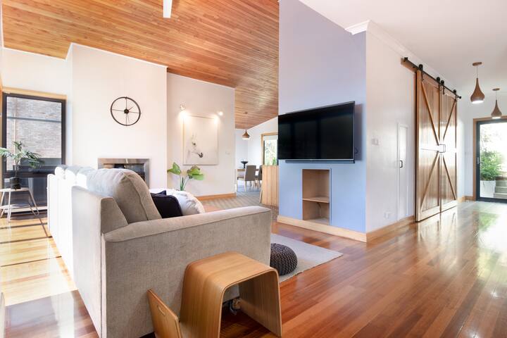 1 booking, 2 houses, 6 beds, 3 baths! gallery image 3