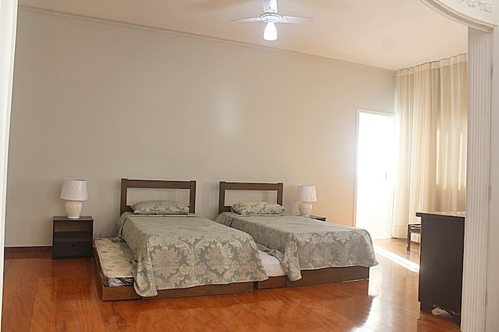 Cuarto dormitorio con 2 camas individuales, que son con 1 auxiliar. Total 4 camas individuales