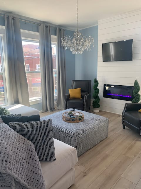 Comfort & convenience in beautiful 3BR apt.