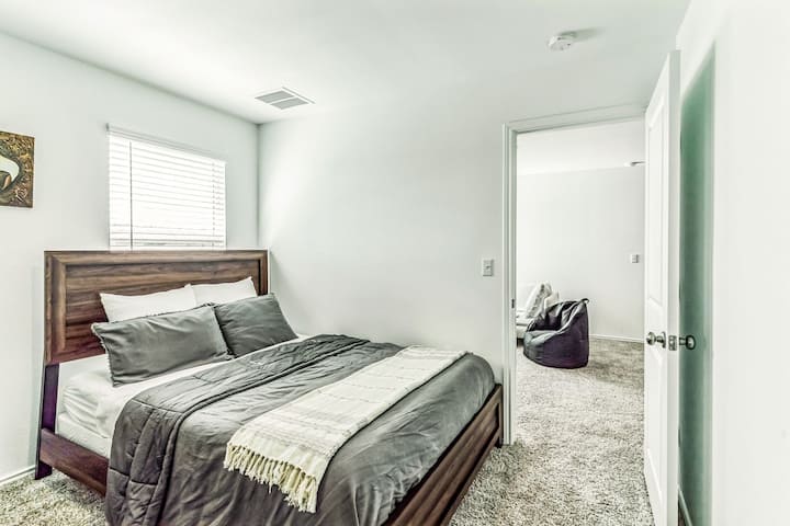 Dhomë gjumi për vizitorë me krevat dopio "queen", komo dhe dollap. 