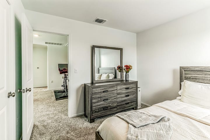 Dhomë gjumi me krevat dopio "queen", komo, hekur/tavolinë hekurosjeje dhe dollap. 