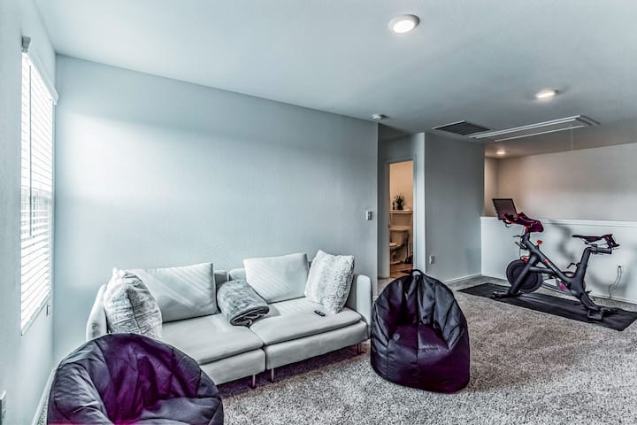 Dhoma e ndenjjes në katin e dytë - e përkryer për të parë TV dhe për t'u çlodhur ose për të bërë ushtrime. 