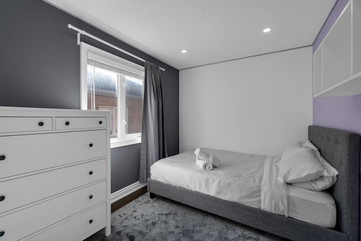 Troisième chambre d'amis avec rangements pour vos vêtements et valises.