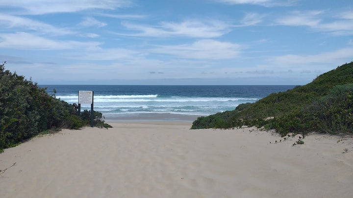 كوخ شاطئي، مشي إلى الشاطئ - منازل للإيجار في Keurboomstrand, ويسترين كيب, جنوب  أفريقيا - Airbnb