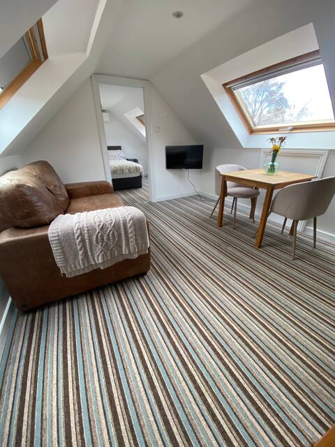 Top Airbnb: The Annexe at Lilac Cottage. A/C & secure parking in West Berkshire