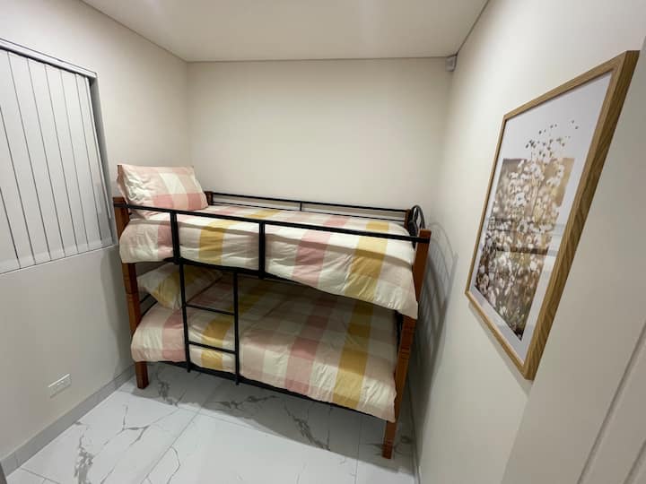 Მე ‑ 2 საძინებელში არის კონდიციონერი და ჩაშენებული კარადები