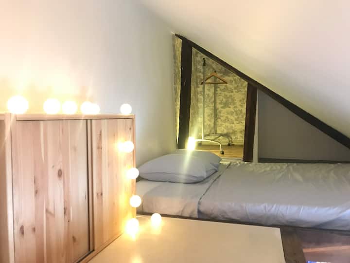 Chambre -

Lit queen de 160 cm avec éclairage d'ambiance et papier peint de campagne française.

Racks et armoires pour vêtements 

Remarque : la hauteur du plafond de 150 cm doit s'accroupir pour accéder au lit.