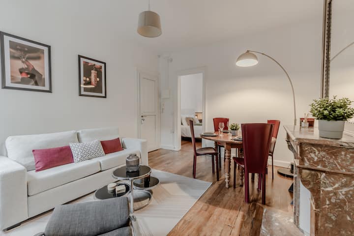 Obývací/jedálenský priestor kombinuje eleganciu a pohodlie a ponúka priateľské miesto na oddych alebo zdieľanie uvoľneného jedla.