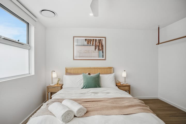 Მთავარი საძინებელი - საწოლი „Queen“. Სმარტ-ტელევიზორი, კონდიცირება და ვენტილატორი. 