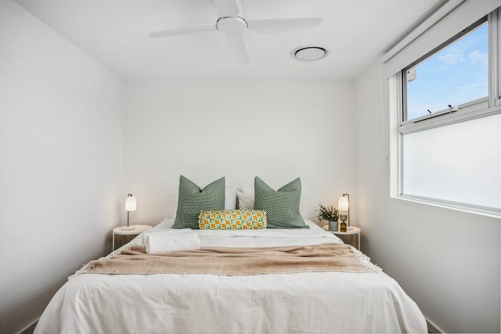 Მეორე საძინებელი - ორადგილიანი საწოლი ან 2 ერთადგილიანი საწოლის კონფიგურაცია. Საწოლის ხედი. კონდიცირება და ვენტილატორი.