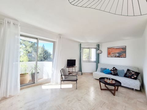 Popular Airbnb listing: Sea view apartment in Les Cévennes
