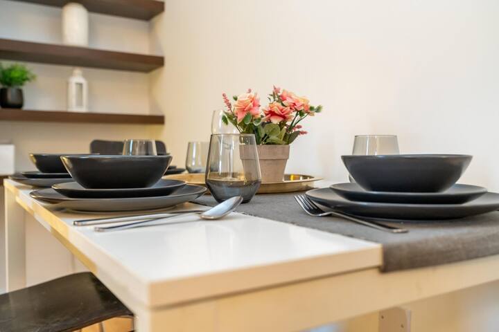 Location! 2 bed/2bath – Pro Host gallery image 3