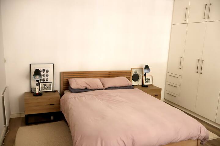 Charming 2 bedroom house in quiet street gallery image 2