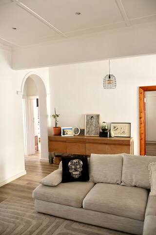 Charming 2 bedroom house in quiet street gallery image 3