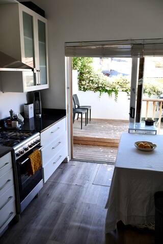 Charming 2 bedroom house in quiet street gallery image 5