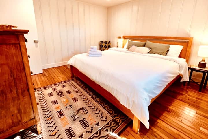 King size საძინებელი ოთახი #1
