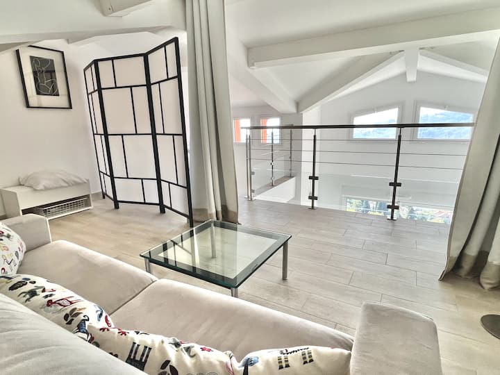 Საძინებელი 4. გასაშლელი დივანი, შეგიძლიათ დახუროთ ეს ოთახი ფარდის და იაპონური ტიხრის წყალობით.
Ცალკე ტუალეტი მეზობლად მდებარეობს.