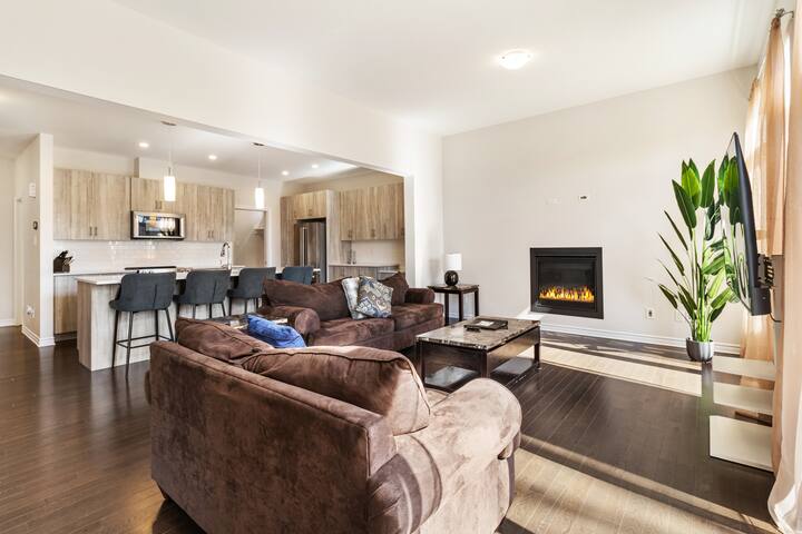 5 Bdrm Home | Parking | W&D | Queen Beds | SmartTV gallery image 5