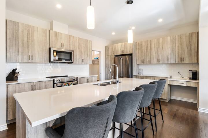 5 Bdrm Home | Parking | W&D | Queen Beds | SmartTV gallery image 4