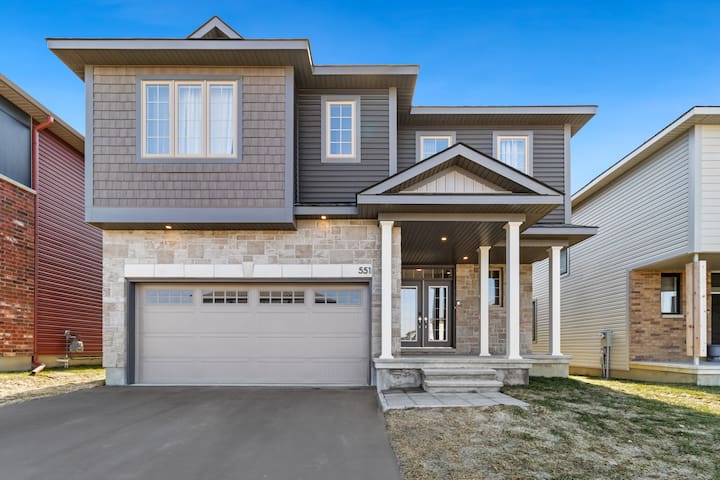 5 Bdrm Home | Parking | W&D | Queen Beds | SmartTV gallery image 2