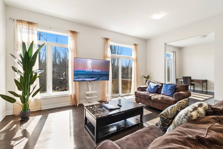 5 Bdrm Home | Parking | W&D | Queen Beds | SmartTV gallery image 3