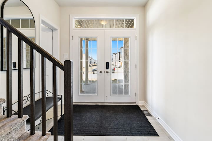 5 Bdrm Home | Parking | W&D | Queen Beds | SmartTV