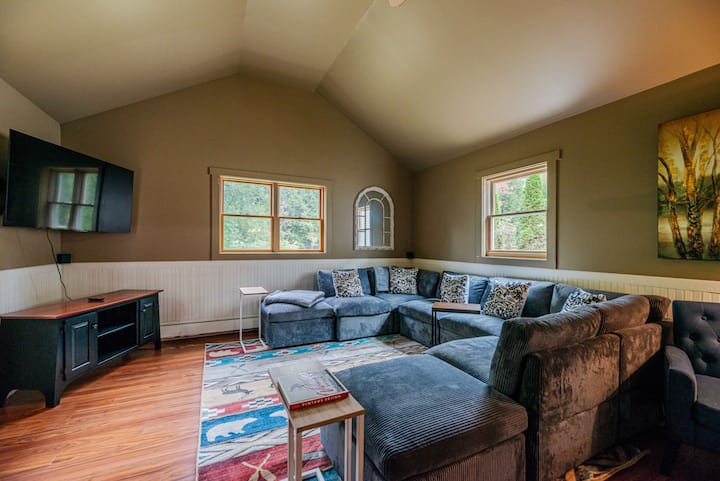Chalet W/ Ultimate Game Room & Golf Hitting Cage - Rutland
