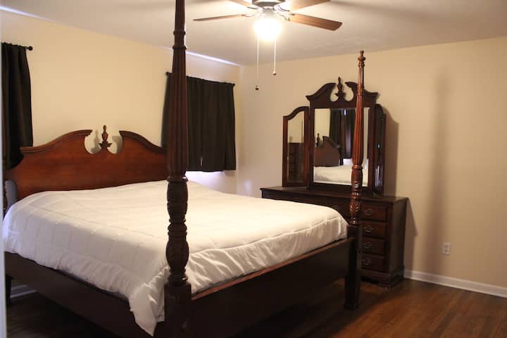 Chumba cha kulala cha msingi kilicho na King Bed, kabati na bafu la kujitegemea. Tunaosha matandiko yote, ikiwemo starehe na mablanketi, baada ya kila mgeni